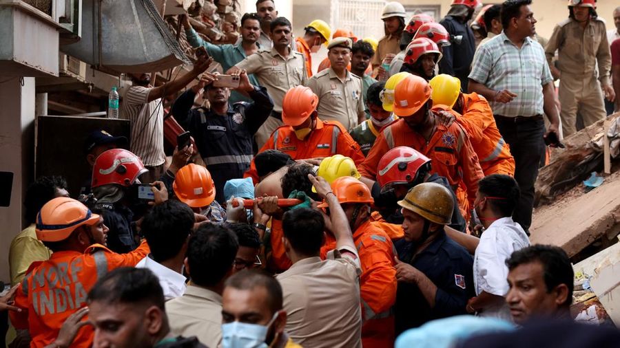 Anggota tim penyelamat membawa seorang korban setelah sebuah bangunan runtuh di New Delhi, India, pada 6 September 2026.