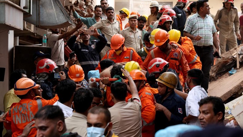 Anggota tim penyelamat membawa seorang korban setelah sebuah bangunan runtuh di New Delhi, India, pada 6 September 2026.