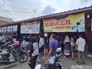 Warga Lampung Berburu Masker Imbas Hujan Abu Vulkanik, Stok Menipis