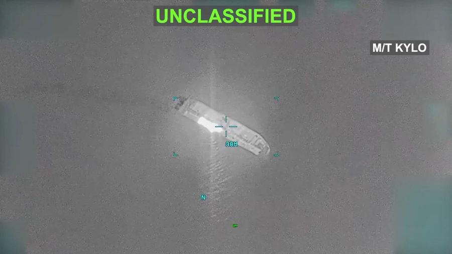 Api berkobar dari kapal M/T Kylo—yang menurut Komando Pusat AS (CENTCOM) berada di letak Teluk Oman saat terjadi serangan terhadap kapal-kapal pengangkut minyak Iran—dalam tangkapan layar dari video nan dirilis pada 5 September 2026.