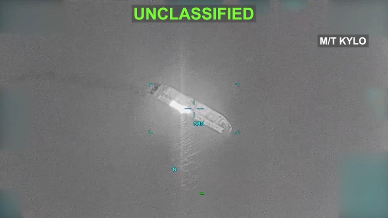 Api berkobar dari kapal M/T Kylo—yang menurut Komando Pusat AS (CENTCOM) berada di lokasi Teluk Oman saat terjadi serangan terhadap kapal-kapal pengangkut minyak Iran—dalam tangkapan layar dari video yang dirilis pada 5 September 2026.