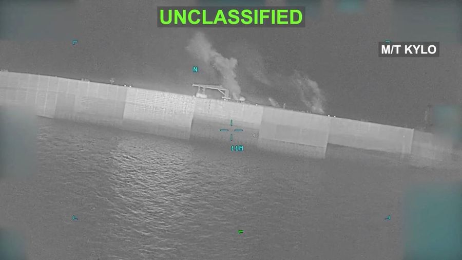 Api dan asap membubung dari kapal M/T Kylo—yang menurut Komando Pusat AS (CENTCOM) berada di letak Teluk Oman—saat terjadi serangan terhadap kapal pengangkut minyak Iran; gambar ini merupakan tangkapan layar dari video nan dirilis pada 5 September 2026.