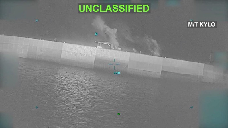Api dan asap membubung dari kapal M/T Kylo—yang menurut Komando Pusat AS (CENTCOM) berada di lokasi Teluk Oman—saat terjadi serangan terhadap kapal pengangkut minyak Iran; gambar ini merupakan tangkapan layar dari video yang dirilis pada 5 September 2026.