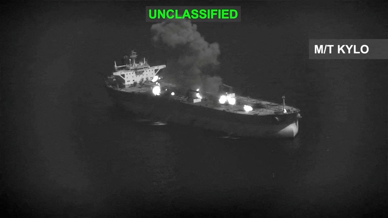 Api dan asap membubung saat terjadi serangan terhadap kapal pengangkut minyak Iran&mdash;sebagaimana dinyatakan oleh Komando Pusat AS (CENTCOM)&mdash;di lokasi yang tidak diketahui, dalam tangkapan layar dari video yang dirilis pada 5 September 2026. (U.S. Central Command/Handout via REUTERS)