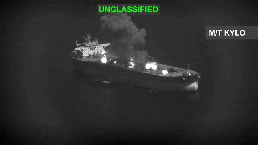 Api dan asap membubung saat terjadi serangan terhadap kapal pengangkut minyak Iran—sebagaimana dinyatakan oleh Komando Pusat AS (CENTCOM)—di letak nan tidak diketahui, dalam tangkapan layar dari video nan dirilis pada 5 September 2026.