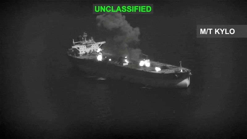 Api dan asap membubung saat terjadi serangan terhadap kapal pengangkut minyak Iran—sebagaimana dinyatakan oleh Komando Pusat AS (CENTCOM)—di lokasi yang tidak diketahui, dalam tangkapan layar dari video yang dirilis pada 5 September 2026.
