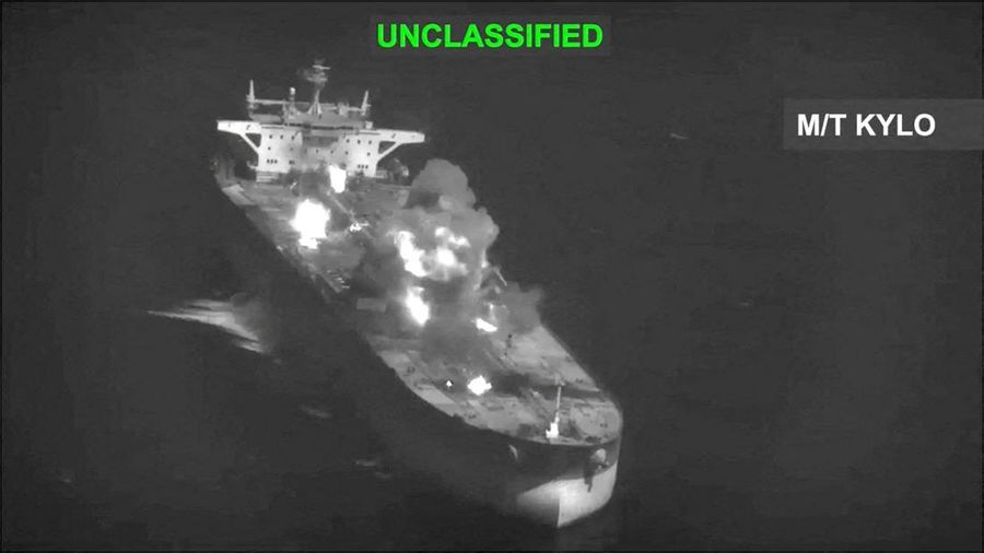 Api dan asap membubung saat terjadi serangan terhadap kapal pengangkut minyak Iran—sebagaimana dinyatakan oleh Komando Pusat AS (CENTCOM)—di letak nan tidak diketahui, dalam tangkapan layar dari video nan dirilis pada 5 September 2026.