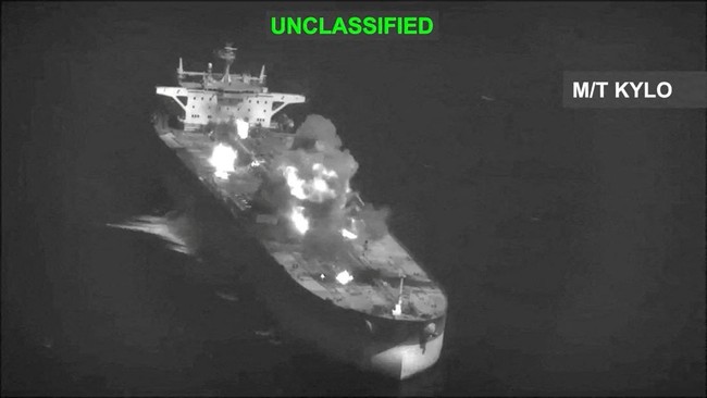 Detik-Detik AS Hantam Tanker Minyak Iran, Kapal Miring di Tengah Laut