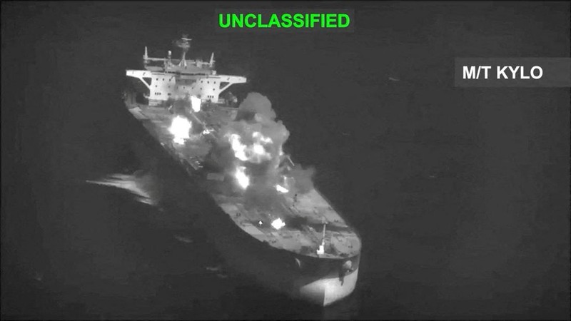 Api dan asap membubung saat terjadi serangan terhadap kapal pengangkut minyak Iran—sebagaimana dinyatakan oleh Komando Pusat AS (CENTCOM)—di lokasi yang tidak diketahui, dalam tangkapan layar dari video yang dirilis pada 5 September 2026.