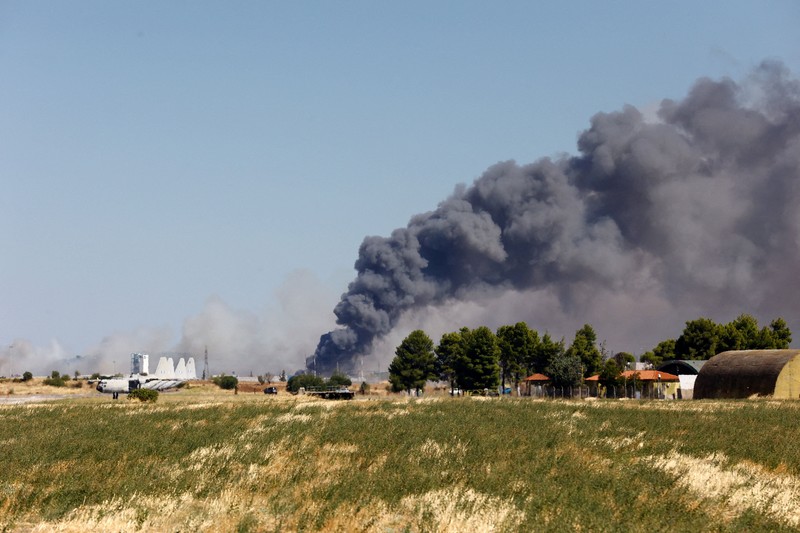 Warga menyaksikan kepulan asap yang membubung setelah jatuhnya jet tempur F-4 Phantom milik Yunani dalam ajang pameran kedirgantaraan Athens Flying Week di Tanagra, Yunani, pada 5 September 2026. (Nikos Mitrousias/Intime via REUTERS)