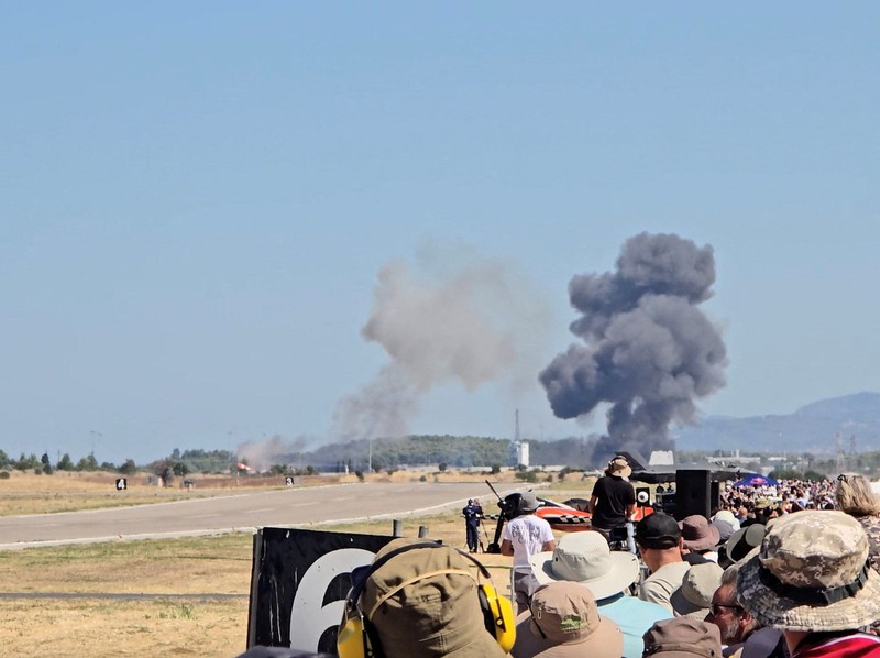 Warga menyaksikan kepulan asap yang membubung setelah jatuhnya jet tempur F-4 Phantom milik Yunani dalam ajang pameran kedirgantaraan Athens Flying Week di Tanagra, Yunani, pada 5 September 2026. (Nikos Mitrousias/Intime via REUTERS)