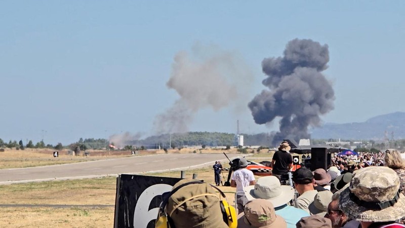 Asap membubung setelah sebuah jet tempur F-4 Phantom dua kursi milik Yunani jatuh saat pertunjukan udara di Pangkalan Udara Tanagra, sebelah utara Athena, Yunani, pada 5 September 2026; gambar ini merupakan tangkapan layar dari sebuah video media sosial.