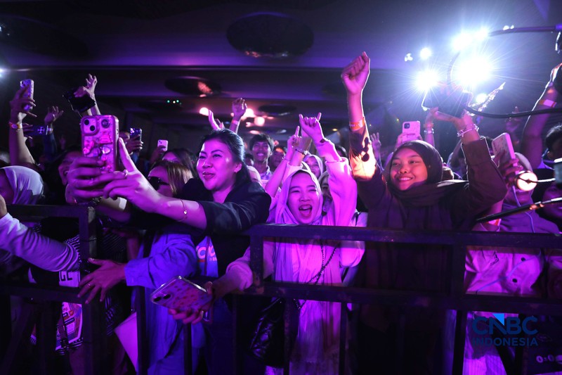 Charly van Houten bersama Setia Band menghibur peserta Financial Festival 2026 yang digelar di kota Lampung, Sabtu (5/9/2026). (CNBC Indonesia/Tri Susilo)