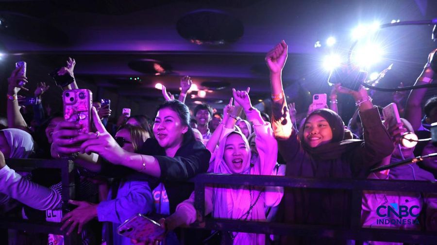 Audiens menyaksikan penampilan Charly van Houten bersama Setia Band yang menghibur peserta Financial Festival 2026 di Lampung, Sabtu (5/9/2026).