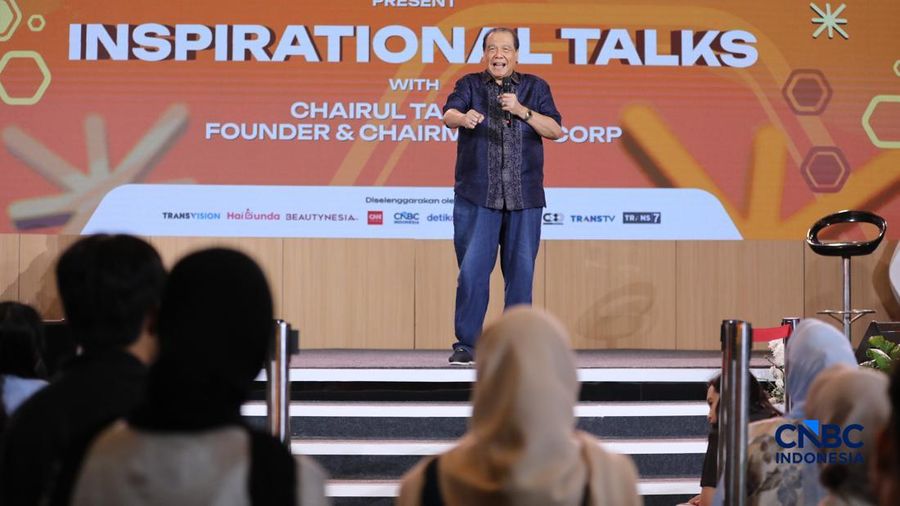 Chairman & Founder CT Corp, Chairul Tanjung saat menyampaikan pemaparan dalam sesi Inspirational Talk Lampung Financial Festival di Hotel Novotel, Bandar Lampung, Minggu (6/9/2026). Chairman & Founder CT Corp, Chairul Tanjung saat menyampaikan pemaparan dalam sesi Inspirational Talk Lampung Financial Festival di Hotel Novotel, Bandar Lampung, Minggu (6/9/2026). (CNBC Indonesia/Tri Susilo)