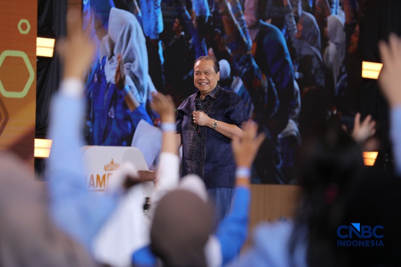 Chairman &amp; Founder CT Corp, Chairul Tanjung saat menyampaikan pemaparan dalam sesi Inspirational Talk Lampung Financial Festival di Hotel Novotel, Bandar Lampung, Minggu (6/9/2026). (CNBC Indonesia/Tri Susilo)