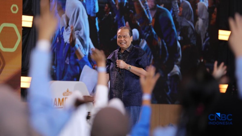 Chairman & Founder CT Corp, Chairul Tanjung saat menyampaikan pemaparan dalam sesi Inspirational Talk Lampung Financial Festival di Hotel Novotel, Bandar Lampung, Minggu (6/9/2026).