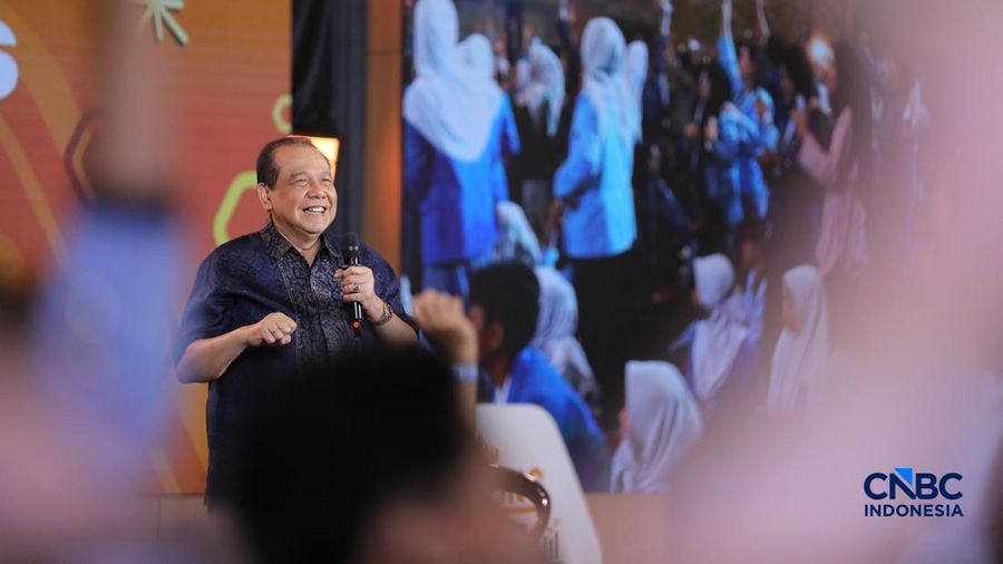 Chairman & Founder CT Corp, Chairul Tanjung saat menyampaikan pemaparan dalam sesi Inspirational Talk Lampung Financial Festival di Hotel Novotel, Bandar Lampung, Minggu (6/9/2026). (CNBC Indonesia/Tri Susilo)