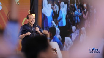 Chairman & Founder CT Corp, Chairul Tanjung saat menyampaikan pemaparan dalam sesi Inspirational Talk Lampung Financial Festival di Hotel Novotel, Bandar Lampung, Minggu (6/9/2026). (CNBC Indonesia/Tri Susilo)