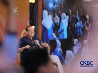 Chairman & Founder CT Corp, Chairul Tanjung saat menyampaikan pemaparan dalam sesi Inspirational Talk Lampung Financial Festival di Hotel Novotel, Bandar Lampung, Minggu (6/9/2026). (CNBC Indonesia/Tri Susilo)