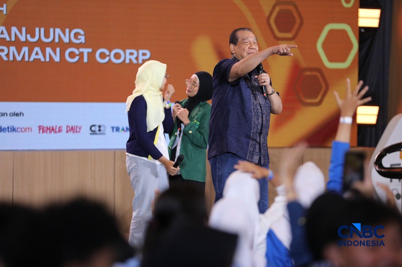 Chairman &amp; Founder CT Corp, Chairul Tanjung saat menyampaikan pemaparan dalam sesi Inspirational Talk Lampung Financial Festival di Hotel Novotel, Bandar Lampung, Minggu (6/9/2026). (CNBC Indonesia/Tri Susilo)