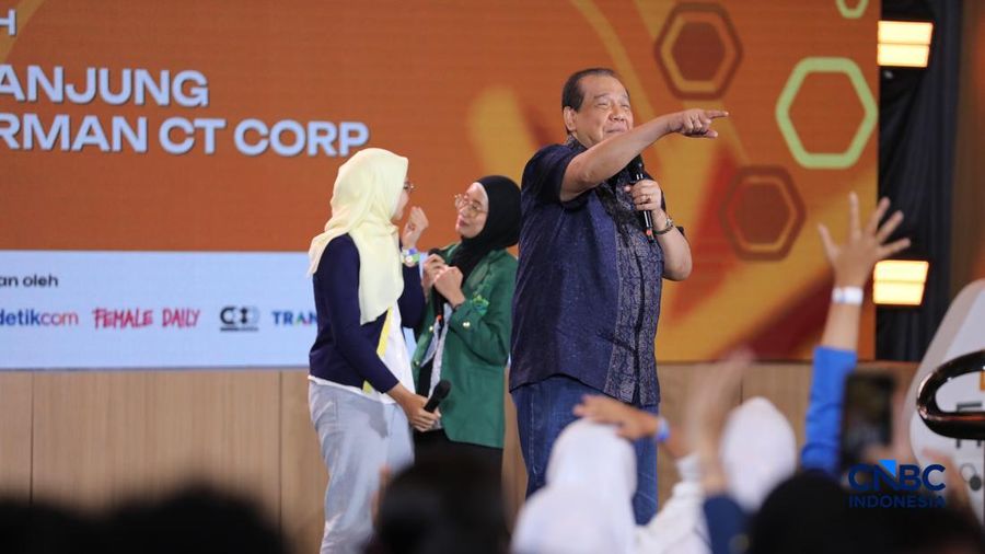 Chairman & Founder CT Corp, Chairul Tanjung saat menyampaikan pemaparan dalam sesi Inspirational Talk Lampung Financial Festival di Hotel Novotel, Bandar Lampung, Minggu (6/9/2026). Chairman & Founder CT Corp, Chairul Tanjung saat menyampaikan pemaparan dalam sesi Inspirational Talk Lampung Financial Festival di Hotel Novotel, Bandar Lampung, Minggu (6/9/2026).