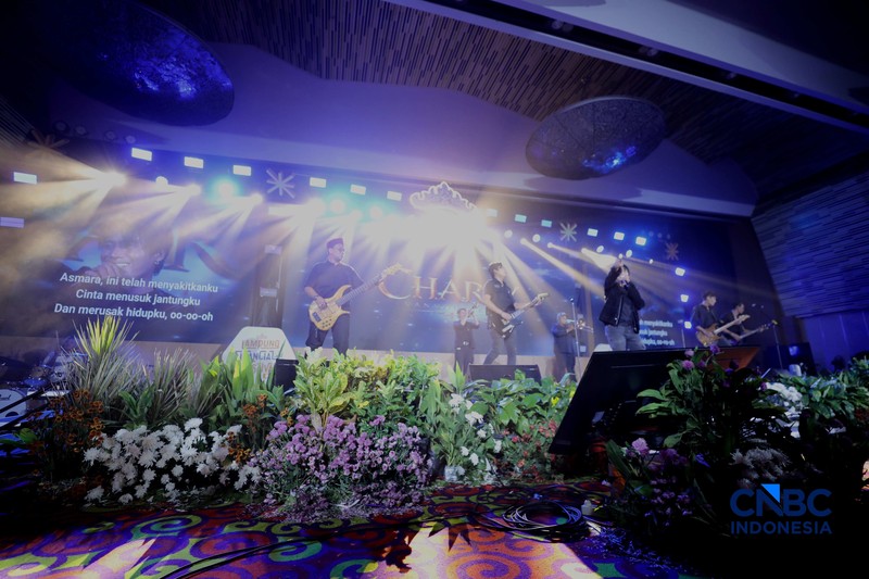 Charly van Houten bersama Setia Band menghibur peserta Financial Festival 2026 yang digelar di kota Lampung, Sabtu (5/9/2026). (CNBC Indonesia/Tri Susilo)