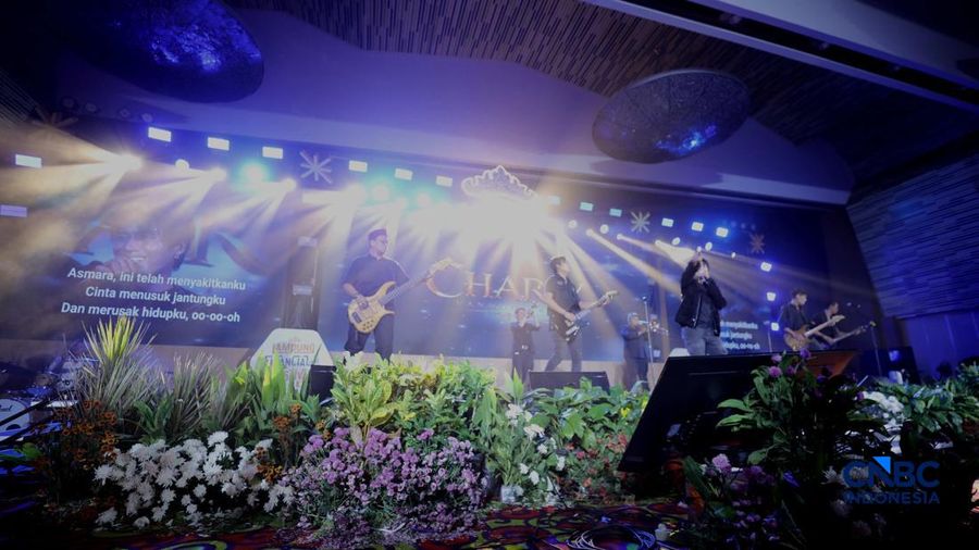 Charly van Houten bersama Setia Bandmenghibur pesertaFinancial Festival 2026 yang digelar di kota Lampung, Sabtu (5/9/2026). (CNBC Indonesia/Tri Susilo)