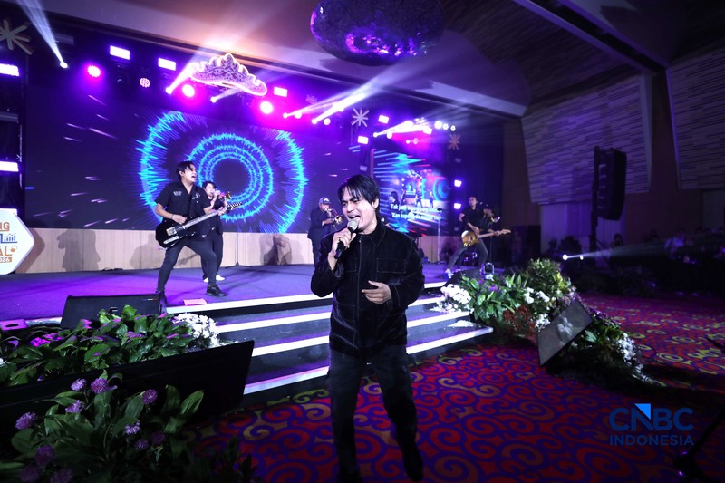 Charly van Houten bersama Setia Band menghibur peserta Financial Festival 2026 yang digelar di kota Lampung, Sabtu (5/9/2026). (CNBC Indonesia/Tri Susilo)