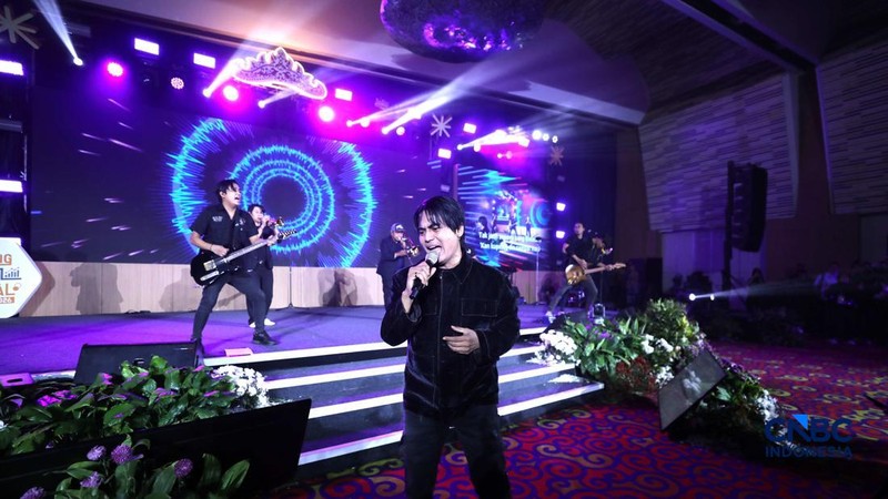 Charly van Houten bersama Setia Band menghibur peserta Financial Festival 2026 yang digelar di kota Lampung, Sabtu (5/9/2026).