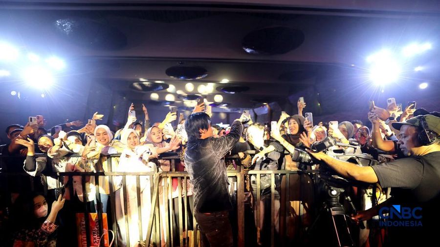 Charly van Houten bersama Setia Band menghibur peserta Financial Festival 2026 yang digelar di kota Lampung, Sabtu (5/9/2026).