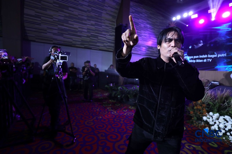 Charly van Houten bersama Setia Band menghibur peserta Financial Festival 2026 yang digelar di kota Lampung, Sabtu (5/9/2026). (CNBC Indonesia/Tri Susilo)