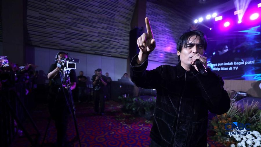 Charly van Houten bersama Setia Band menghibur peserta Financial Festival 2026 yang digelar di kota Lampung, Sabtu (5/9/2026).