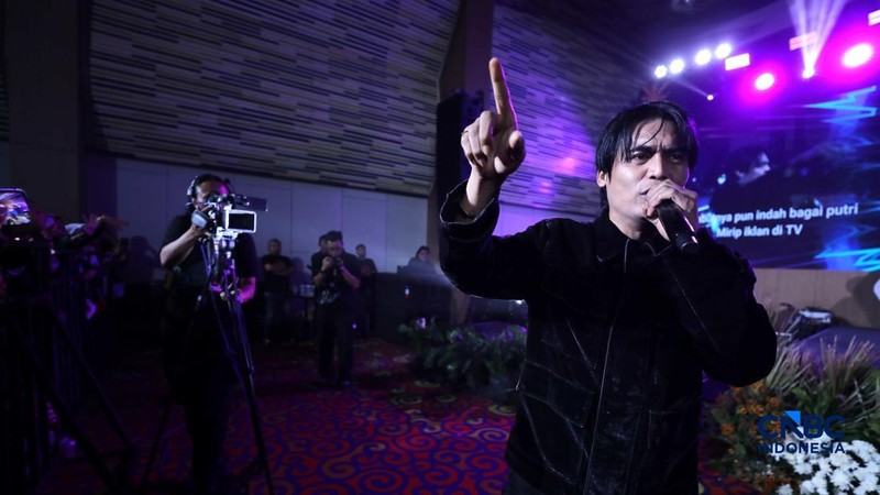 Charly van Houten bersama Setia Band menghibur peserta Financial Festival 2026 yang digelar di kota Lampung, Sabtu (5/9/2026).