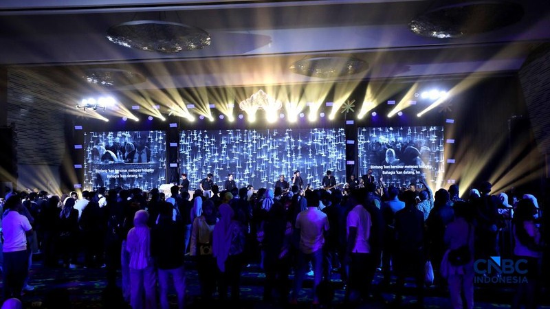 Charly van Houten bersama Setia Band menghibur peserta Financial Festival 2026 yang digelar di kota Lampung, Sabtu (5/9/2026).