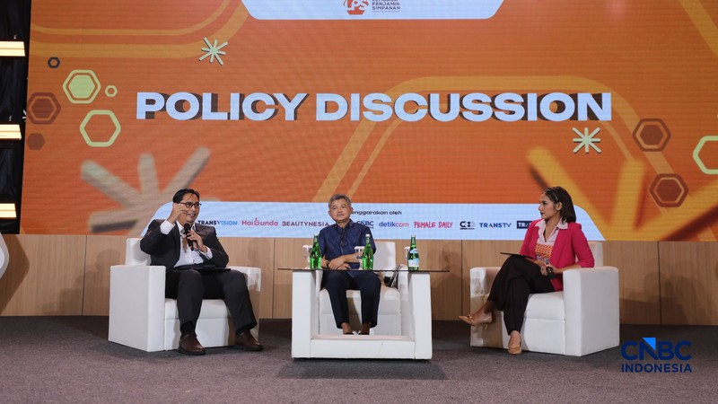 Direktur Jenderal Stabilitas dan  Pengembangan Sektor Keuangan (SPSK) Kementerian Keuangan, Herman Saheruddinsaat dan Anggota Dewan Komisioner LPS Bidang Program Penjaminan dan Resolusi Bank, Doddy Zulverdi menyampaikan pemaparan dalam Lampung Financial Festival di Hotel Novotel, Bandar Lampung, Minggu (65/9/2026). (CNBC Indonesia/Tri Susilo)