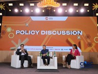 Direktur Jenderal Stabilitas dan  Pengembangan Sektor Keuangan (SPSK) Kementerian Keuangan, Herman Saheruddinsaat dan Anggota Dewan Komisioner LPS Bidang Program Penjaminan dan Resolusi Bank, Doddy Zulverdi menyampaikan pemaparan dalam Lampung Financ