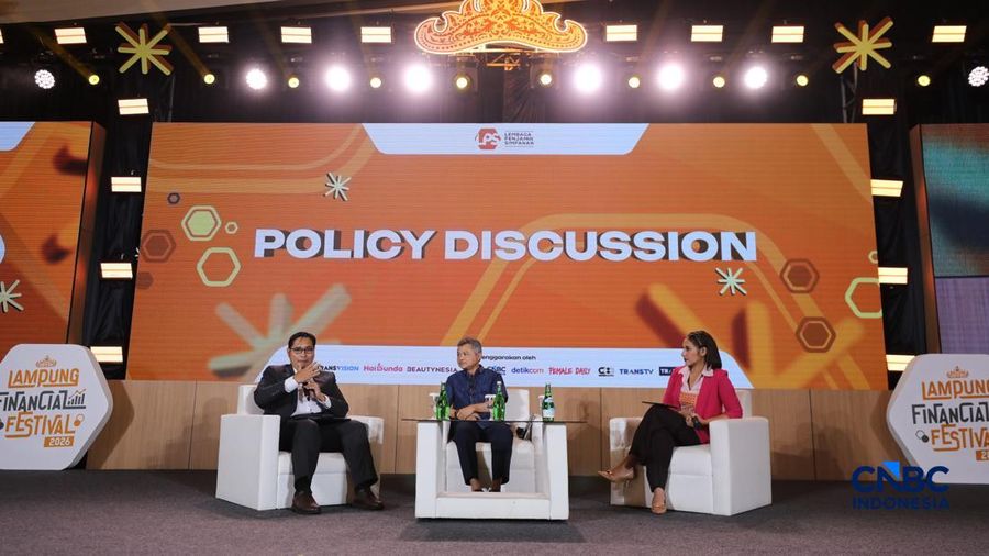 Direktur Jenderal Stabilitas dan  Pengembangan Sektor Keuangan (SPSK) Kementerian Keuangan, Herman Saheruddinsaat dan Anggota Dewan Komisioner LPS Bidang Program Penjaminan dan Resolusi Bank, Doddy Zulverdi menyampaikan pemaparan dalam Lampung Financ