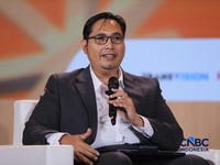 Direktur Jenderal Stabilitas dan  Pengembangan Sektor Keuangan (SPSK) Kementerian Keuangan, Herman Saheruddinsaat menyampaikan pemaparan dalam Lampung Financial Festival di Hotel Novotel, Bandar Lampung, Minggu (6/9/2026). (CNBC Indonesia/Tri Susilo)