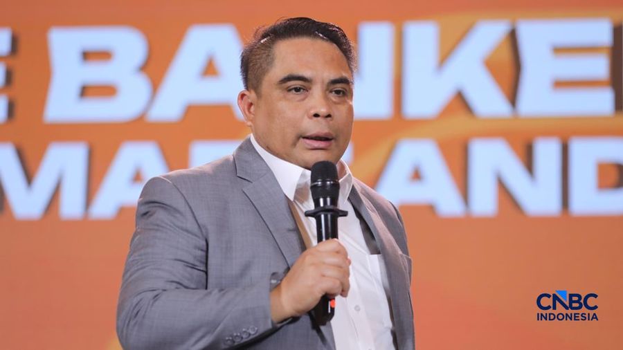 Direktur Sales & Distribution PT Bank  Syariah Indonesia (Persero) Tbk, Anton Sukarna saat menyampaikan pemaparan dalam Lampung Financial Festival di Hotel Novotel, Bandar Lampung, Minggu (6/9/2026). (CNBC Indonesia/Tri Susilo)