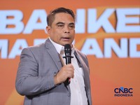 Direktur Sales & Distribution PT Bank  Syariah Indonesia (Persero) Tbk, Anton Sukarna saat menyampaikan pemaparan dalam Lampung Financial Festival di Hotel Novotel, Bandar Lampung, Minggu (6/9/2026). (CNBC Indonesia/Tri Susilo)