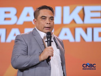 Direktur Sales & Distribution PT Bank  Syariah Indonesia (Persero) Tbk, Anton Sukarna saat menyampaikan pemaparan dalam Lampung Financial Festival di Hotel Novotel, Bandar Lampung, Minggu (6/9/2026). (CNBC Indonesia/Tri Susilo)