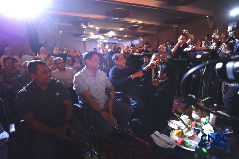 Charly van Houten bersama Setia Band menghibur peserta Financial Festival 2026 yang digelar di kota Lampung, Sabtu (5/9/2026). (CNBC Indonesia/Tri Susilo)