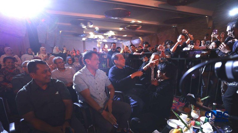 Founder & Chairman CT Corp Chairul Tanjung dan Ketua Dewan Komisioner Lembaga Penjamin Simpanan (LPS) Anggito Abimanyu menyaksikan penampilan Charly van Houten bersama Setia Band yang menghibur peserta Financial Festival 2026 di Lampung, Sabtu (5/9/2026).