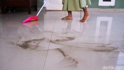 Salah-salah Malah Terhirup, Ini Cara Aman Bersihkan Rumah dari Abu Vulkanik
