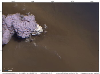 Gunung api Anak Krakatau di Indonesia terlihat mengalami erupsi kuat dalam citra satelit Sentinel-2C yang direkam pada pukul 02.55 UTC (09.55 WIB), Sabtu (5/9/2026). (X/@Marco_Langbroek)
