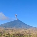 Gunung Api Ili Lewotolok di Kabupaten Lembata, Nusa Tenggara Timur, kembali mengalami serangkaian erupsi dalam 48 jam terakhir. (Dok. Lou/arsip. PVMBG/Yeremias via CNN Indonesia)