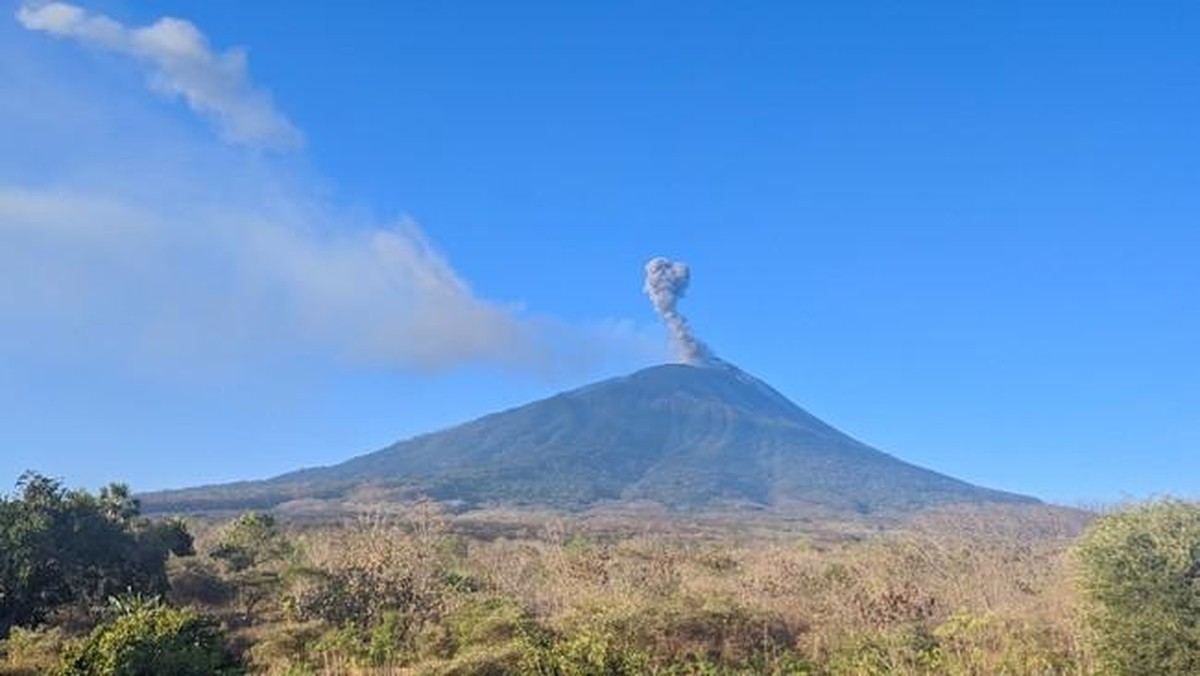 Gunung Api Ili Lewotolok di NTT Meletus, Kolom Abu Setinggi 600 Meter