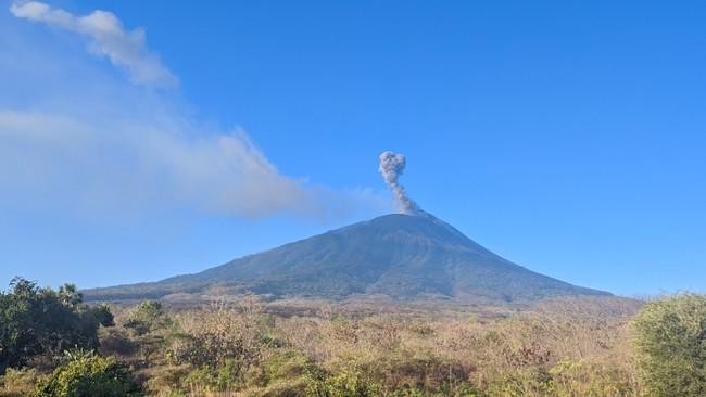 Gunung Api Ili Lewotolok di NTT Meletus, Kolom Abu Setinggi 600 Meter
