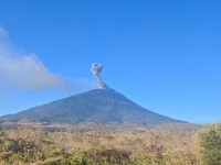 Gunung Api Ili Lewotolok di Kabupaten Lembata, Nusa Tenggara Timur, kembali mengalami serangkaian erupsi dalam 48 jam terakhir. (Dok. Lou/arsip. PVMBG/Yeremias via CNN Indonesia)